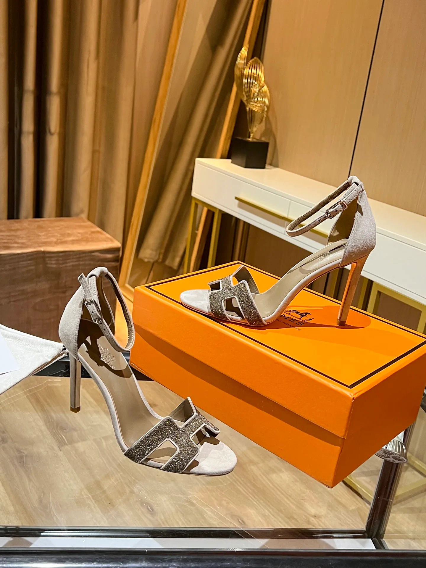 👟👟Ex-factory price 600👟👟 Hermès high-heeled sandals Hermès high-heeled shoes are the simplest, most durable and elegant I have ever seen! ! ! It can hold any style, and the height of 10.5cm is easy to control. Each color has its own unique style. You must buy this one, it is really easy to wear and look good! size: 35-40 (34.40.41 customization is non-returnable and non-exchangeable)
